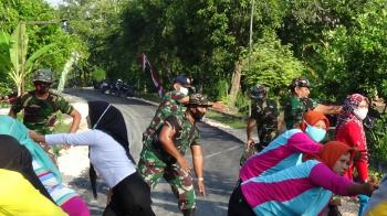 Pengaspalan Jalan Tuntas, Satgas TMMD Bojonegoro Senam Pagi Bareng Emak-Emak